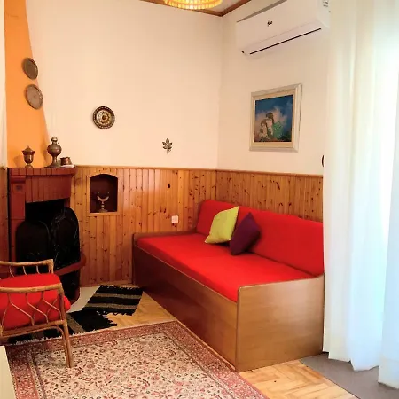 Traditional Penthouse With Mountain View Lägenhet