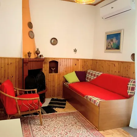 Traditional Penthouse With Mountain View Daire *