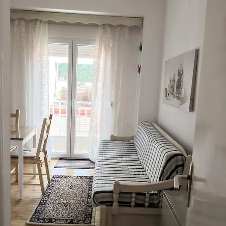 Traditional Penthouse With Mountain View غريفينا